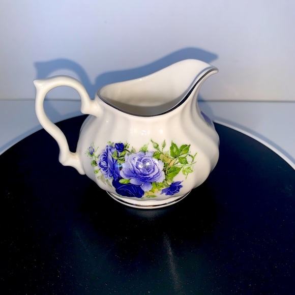 RARE FIND ROYAL PATRICIANFINE BONE CHINA MADE IN ENGLAND CREAMER - Picture 1 of 6